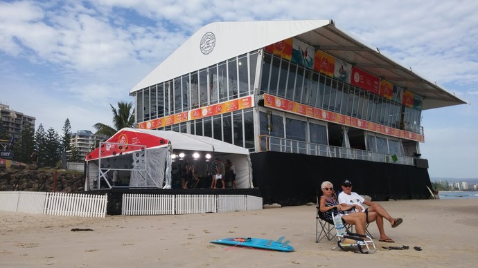 Casal e idosos curte praia em mais um dia de "lay day" em Gold Coast, Mundial de Surfe (Foto: Felipe Siqueira)