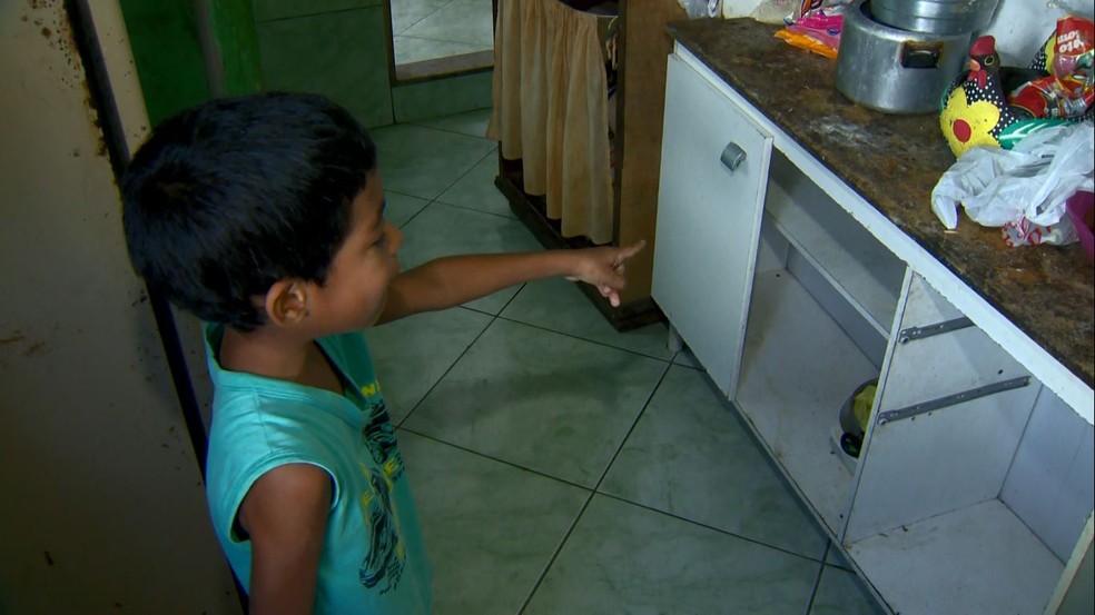 Daniel mostra onde pegou a panela de pressão para brincar — Foto: Reprodução/TV Gazeta