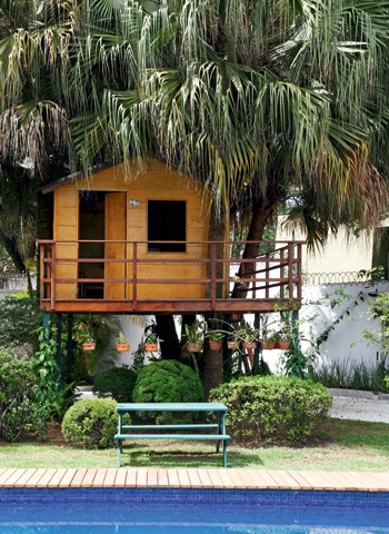 Camuflada debaixo das palmeiras, a casa é totalmente integrada ao jardim.  O aspecto rústico é sua principal característica (Foto: Evelyn Müller)