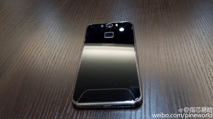 O GS55-6 da Siemens tem design semelhante ao rival Galaxy S6 (Foto:Reprodução/Weibo)