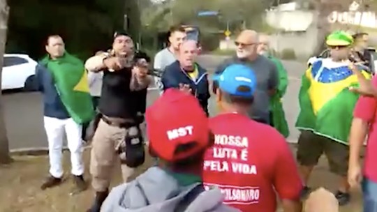 Policial aponta arma de bala de borracha para apoiadores de Lula antes de o ex-presidente chegar a Juiz de Fora MG