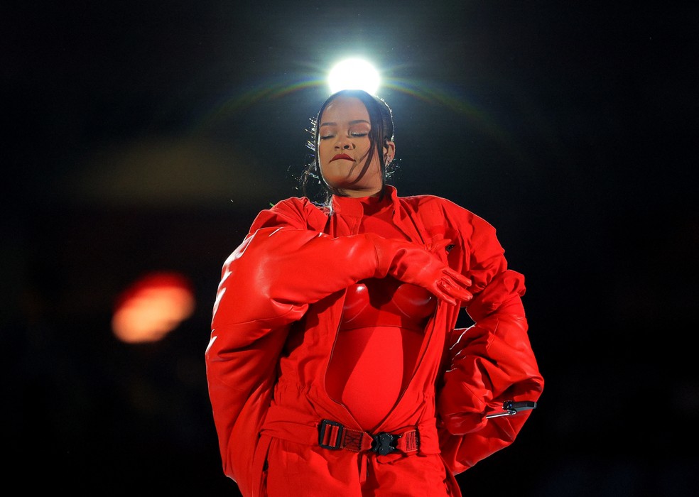 Rihanna durante show do intervalo no Super Bowl — Foto: Brian Snyder/Reuters