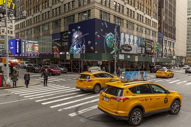 Trabalho de Vitória Cribb exibida na Times Square (Foto: Zdravko Cota)