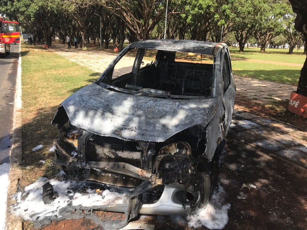 Carro ficou destruído após incêndio no Eixo Monumental (Foto: Vinicius Cassela/G1)