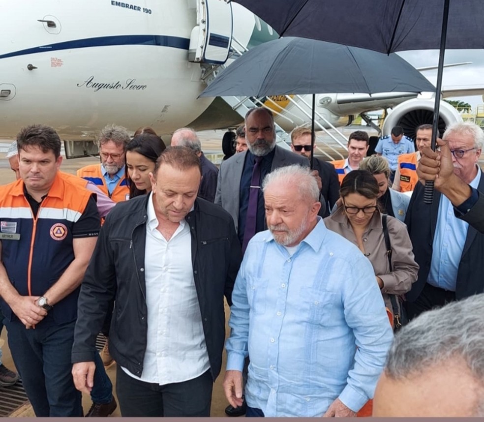 Lula assina decreto de intervenção na segurança do DF e diz que haverá 'punição exemplar' para terroristas de Brasília