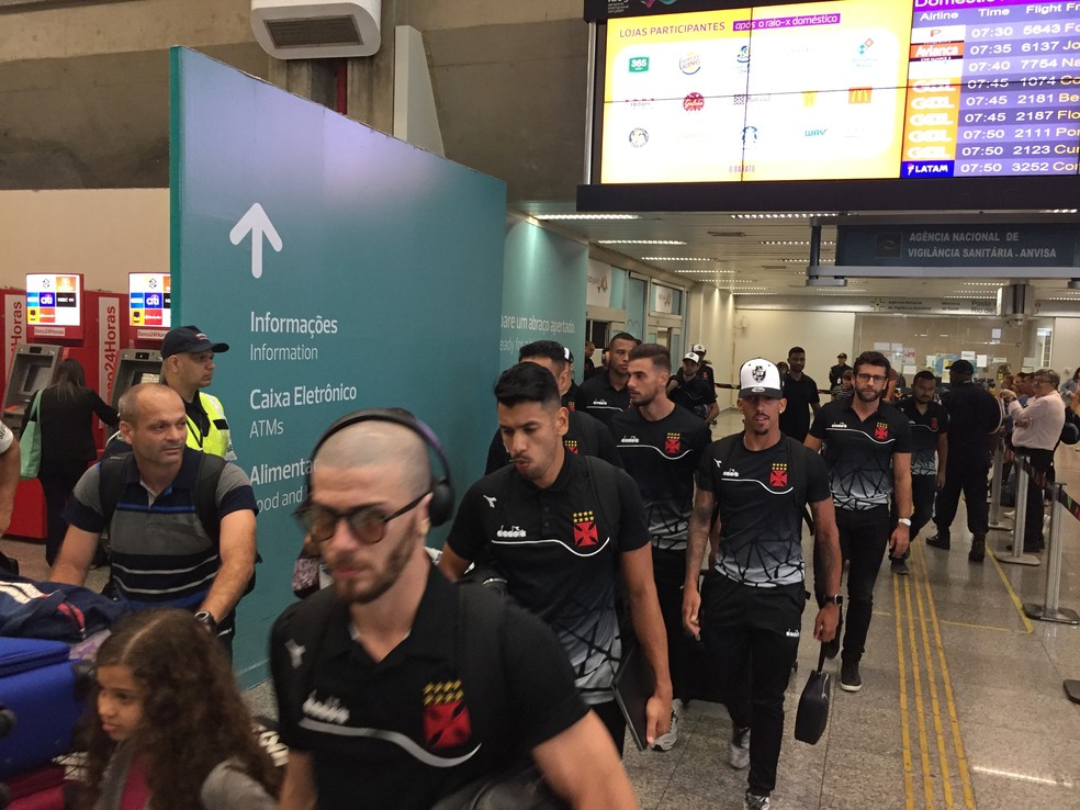 Vasco desembarca no Rio após empate com o Ceará — Foto: Fred Huber