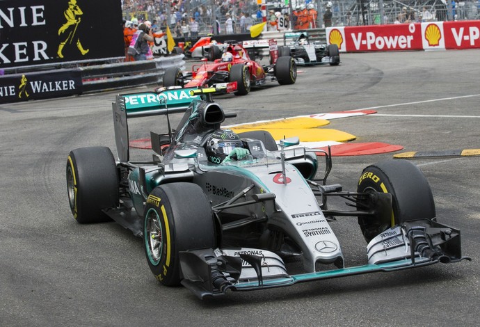 Nico Rosberg, à frente de Nico Rosberg e Lewis Hamilton no fim do GP de Mônaco (Foto: Gero Breloer / AP)