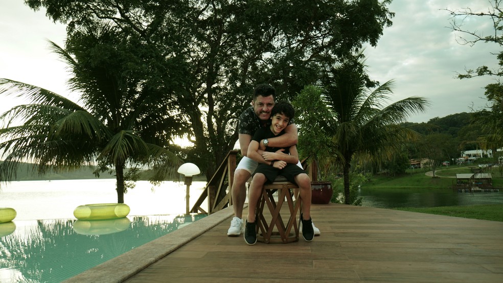 Bruno, dupla com Marrone com seu filho Enzo Rabelo, depois da gravação do clipe de 'Meio Caminho Andado' — Foto: Divulgação