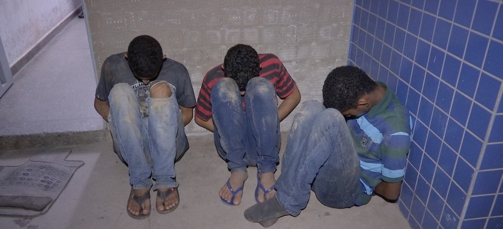 TrÃªs suspeitos do roubo foram presos â Foto: TVCA/ ReproduÃ§Ã£o