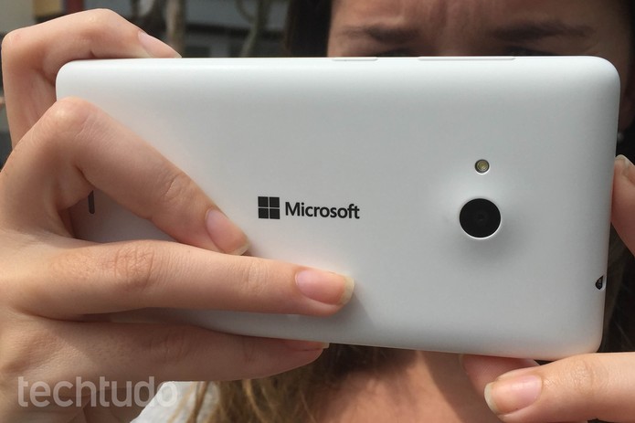 Câmeras traseira e frontal do Lumia 535 têm 5 MP (Foto: Lucas Mendes/TechTudo)