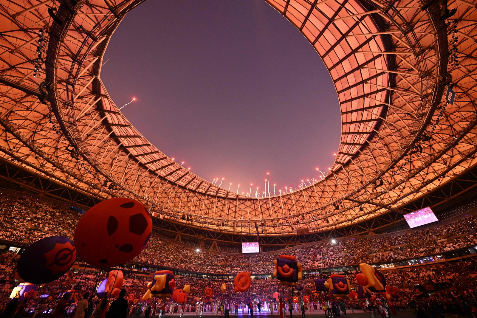 Cerimônia de encerramento antes da partida final da Copa do Mundo do Catar — Foto: Kirill KUDRYAVTSEV / AFP