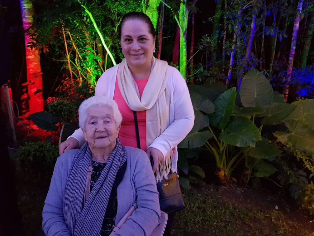 Cristina Mazur levou a mãe Maria de Lourdes e as sobrinhas para passear pela rua iluminada — Foto: Natalia Filippin/G1