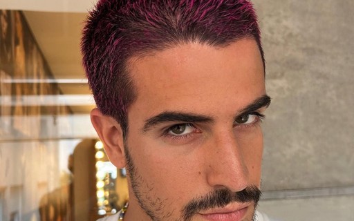 Enzo Celulari muda o visual e pinta os cabelos: "Meio rosa/roxo"