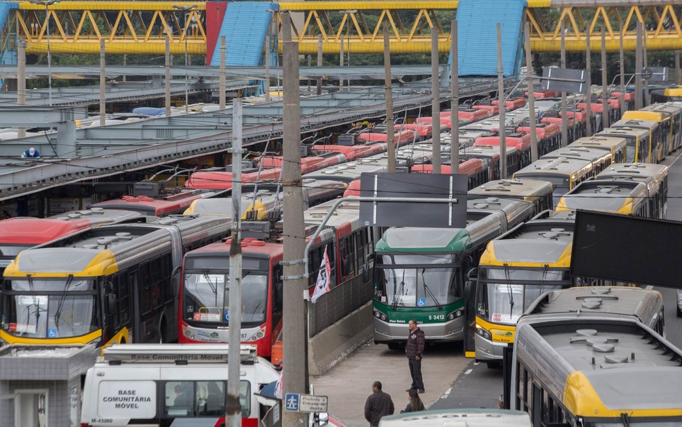 Ônibus parados no Terminal Dom Pedro II, no Centro de São Paulo.  — Foto: Paulo Lopes/Futura Press/Estadão Conteúdo
