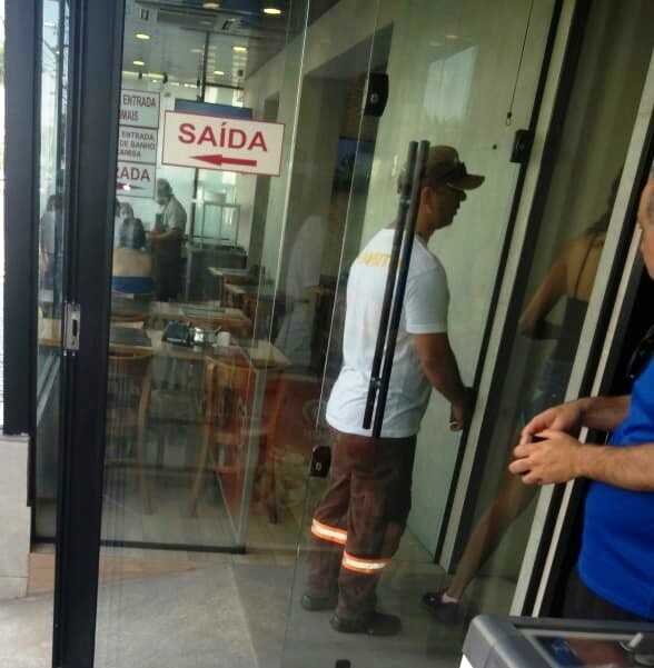 Agente de trânsito usa viatura para passear com mulher em SP; vídeo Agente de trânsito usa viatura para passear com mulher em SP; vídeo