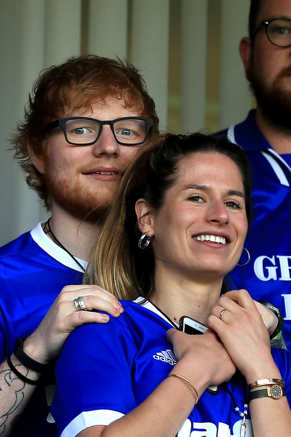 IPSWICH, ENGLAND - APRIL 21:  Musician Ed Sheeran and fiance Cherry Seaborn look on during the Sky Bet Championship match between Ipswich Town and Aston Villa at Portman Road on April 21, 2018 in Ipswich, England. (Photo by Stephen Pond/Getty Images) (Foto: Getty Images)