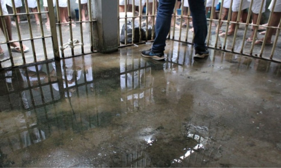 Unidade abriga o triplo de presos que a capacidade máximo — Foto: Reprodução