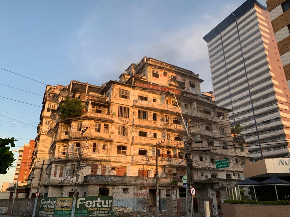 Edifício São Pedro, na Praia de Iracema em Fortaleza, sofre com problemas estruturais há anos. — Foto: Reprodução