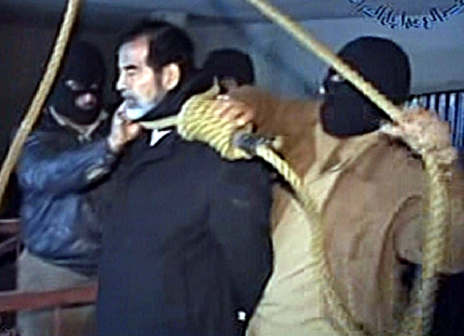 Saddam Hussein momentos antes de ser enforcado em Bagdá
