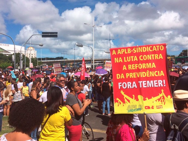 Protesto na Avenida ACM, em frente ao Shopping da Bahia, em Salvador (Foto: Henrique Mendes/G1)
