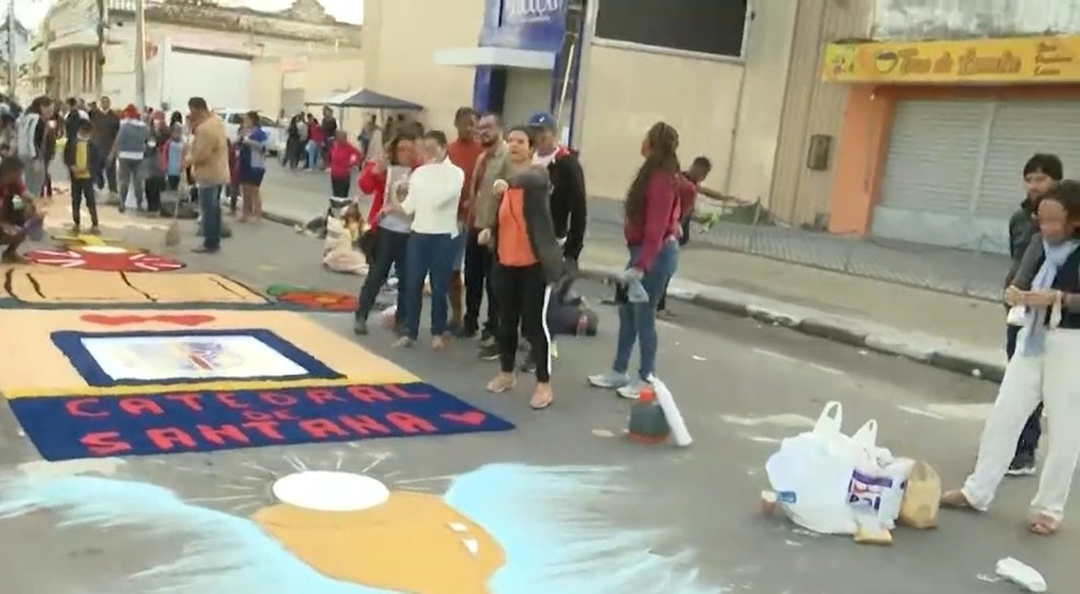 Corpus Christi: Fiéis mantêm tradição de tapetes feitos à mão e celebram feriado católico — Foto: Reprodução/TV Bahia