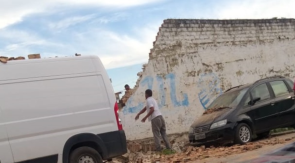 Muro de obra cai sobre carros no Bom Parto, Maceió — Foto: Arquivo Pessoal