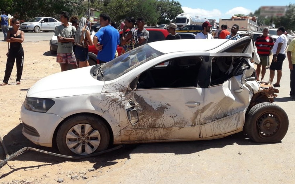 Um dos carros que foi atingido pela carreta no acidente em Seabra, na Chapada Diamantina — Foto: Nilson Santos/Blog Liberdade Bom Sucesso 