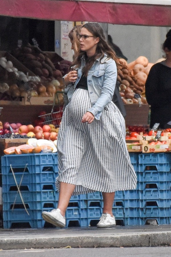 *EXCLUSIVE* ** RIGHTS: ONLY UNITED STATES, BRAZIL, CANADA ** London, UNITED KINGDOM  - *WEB MUST CALL FOR PRICING* Heavily pregnant 34-year old British actress Keira Knightley famous for her film roles in the Pirates of The Caribbean trilogies braves the  (Foto: KP PICTURES / BACKGRID)