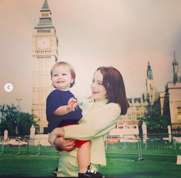 Lindsay Lohan com o irmão mais novo em foto de 1997 (Foto: Instagram)