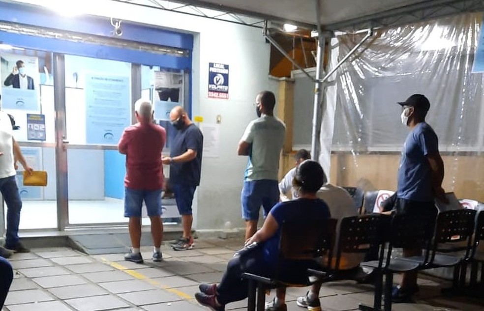 Pessoas tiveram que esperar por horas para conseguirem que o registro de óbito fosse feito, no sábado (13). — Foto: Débora Perin/arquivo pessoal