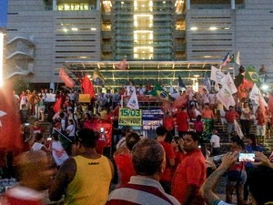 Manifestantes ocupam a frente da sede da Petrobras em Vitória, no Espírito Santo (Foto: Naiara Arpini/G1)