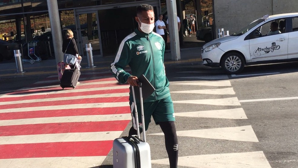 Wellington no desembarque do Fluminense em Belo Horizonte — Foto: Thiago Lima