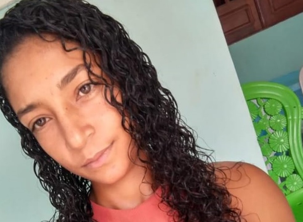 Jailma Muniz da Silva, de 19 anos, foi estuprada e assassinada na área rural de Glória do Goitá, na Zona da Mata de Pernambuco — Foto: Reprodução/WhatsApp