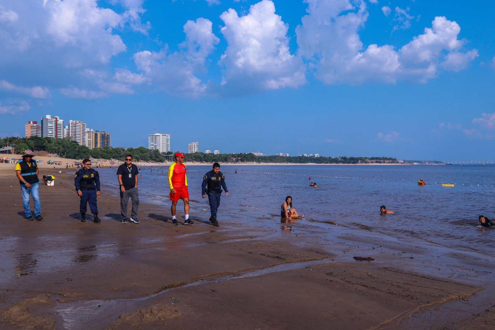 Com seca em Manaus, praia da Ponta Negra está a 11 centímetros de ser fechada para banho