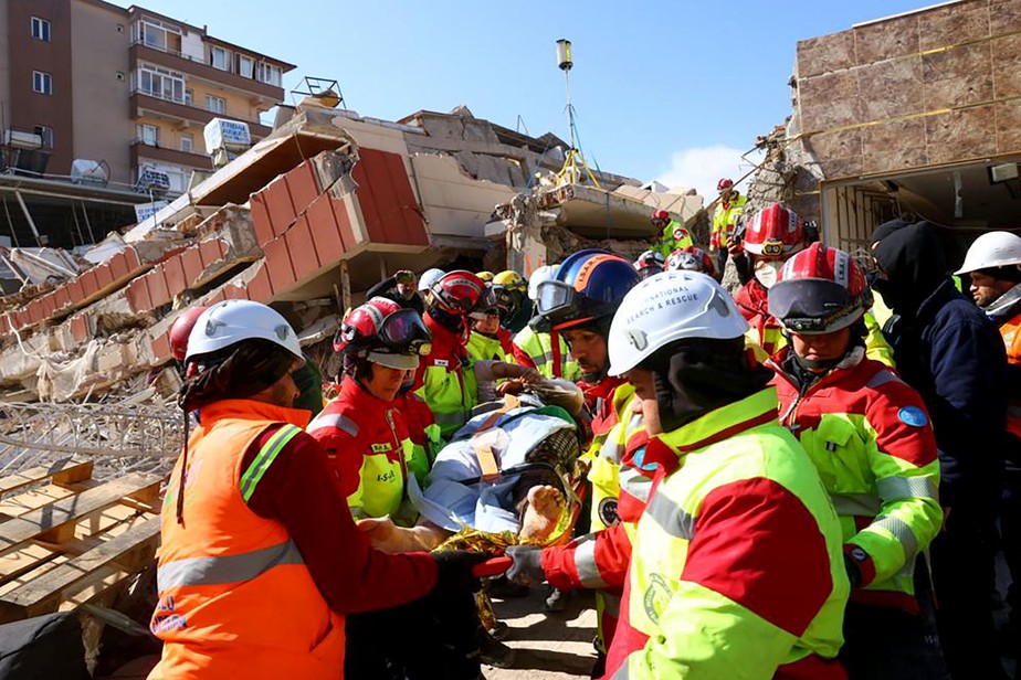 Equipes de resgate salvam mulher dos escombros de um prédio desabado em Kirikhan, na Turquia, após mais de 100 horas
