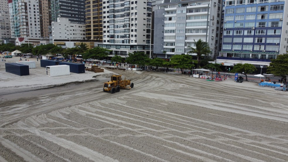 Por causa da chuva, valetas se formaram na orla da Praia Central — Foto: Prefeitura de Balneário Camboriú/ Divulgação 