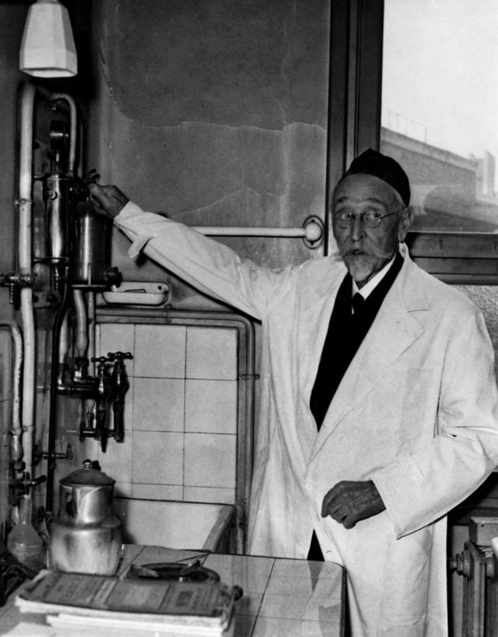 Camille Guérin em seu laboratório no Institut Pasteur, em março de 1958 — Foto: GETTY IMAGES