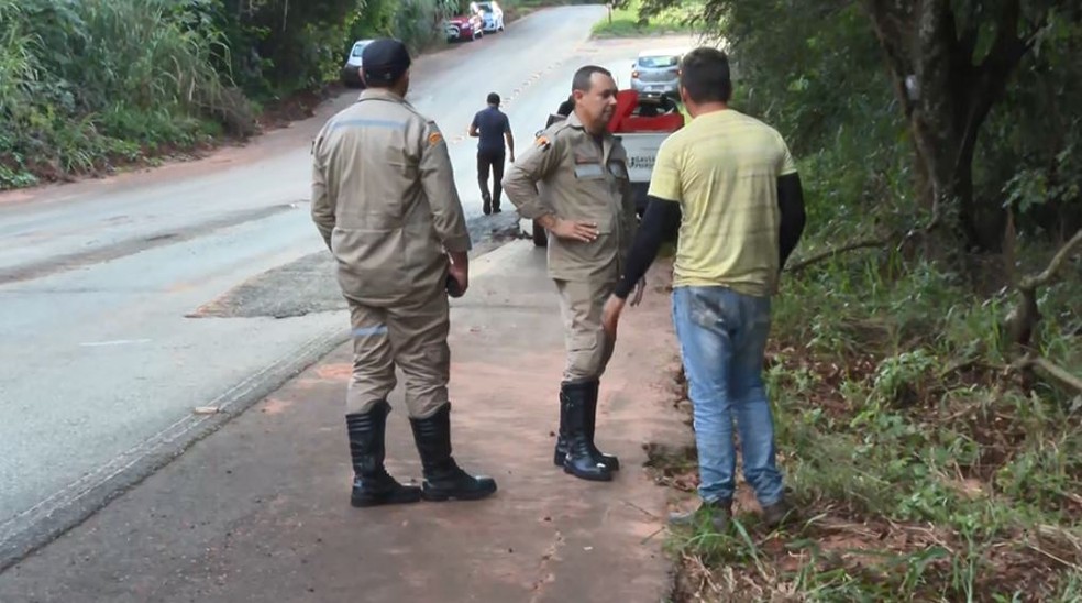 Defesa Civil monitora estrada após rompimento de barragem em fazenda de Araraquara — Foto: Nilson Porcel/EPTV