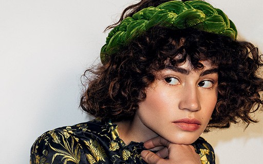 Saiba Como Usar Acessorios Em Cabelos Crespos E Cacheados Com Muito Volume Revista Marie Claire Beleza
