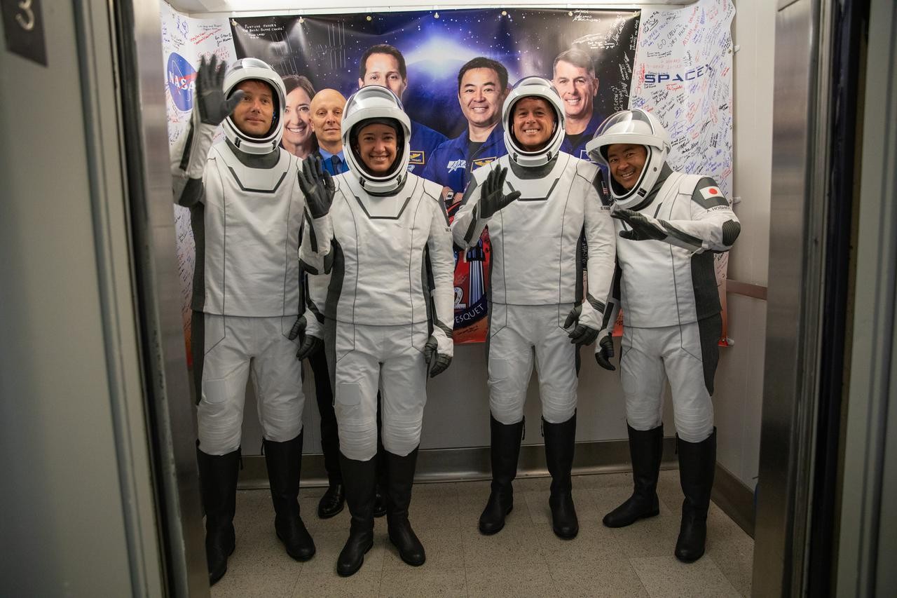 Da esquerda para a direita, astronautas Thomas Pesquet (ESA), Megan McArthur e Shane Kimbrough (Nasa) e Akihiko Hoshide (Jaxa) na sexta-feira (24), momentos antes do lançamento do foguete (Foto: Nasa/Kim Shiflett)