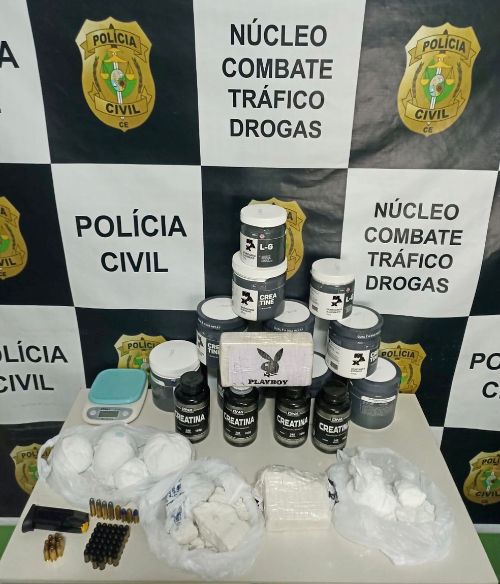 Cocaina armazenada em potes de suplemento, balança de precisão, munições e dinheiro foram apreendidos — Foto: Polícia Civil