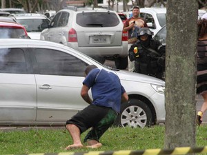 Sequestrador cai ao ser atingido por mais balas de borracha  (Foto: Vianey Bentes/TV Globo)