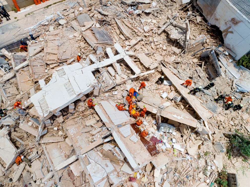 Imagem de drone mostra buscas em meio a destroços de prédio que desabou em Fortaleza — Foto: Gustavo Pollizzon/G1