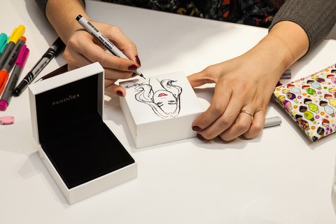 Customização e sketch em embalagens Pandora com a artista Lulu Aguiar
