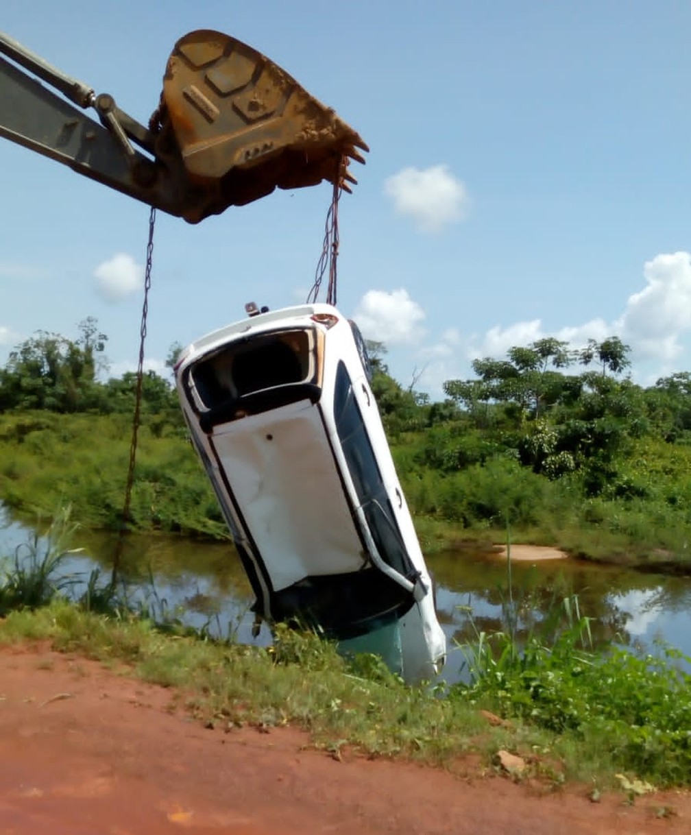 Carro estava sendo retirado quando houve acidente  — Foto: Corpo de Bombeiros - MT