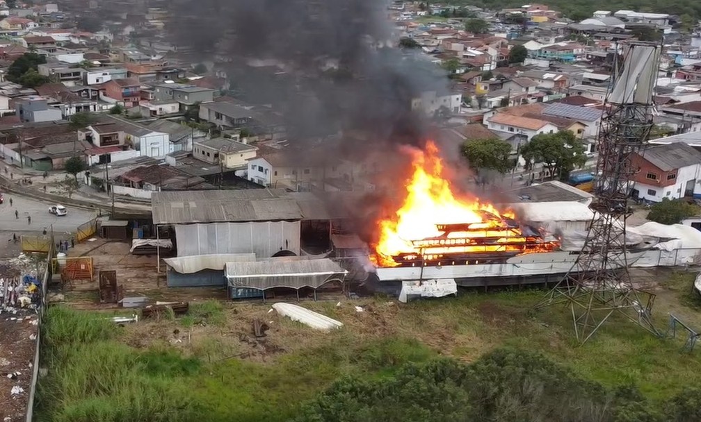 Embarcação ficou destruída após chamas em estaleiro de Guarujá, SP — Foto: Kelwynn Ramos/ Arquivo Pessoal