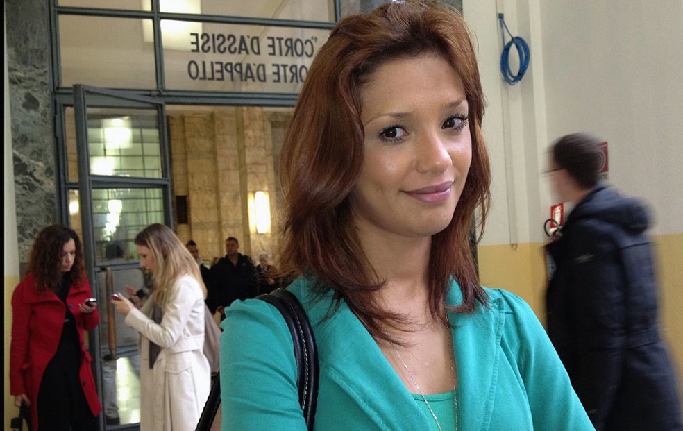 A modelo marroquina Imane Fadil chega à corte em Milão para testemunhar no caso de Silvio Berlusconi, acusado de fazer sexo com uma prostituta menor de idade. Segundo Fadil, as chamadas 'festas bunga bunga' contavam com strippers vestidas como freiras. — Foto: Olivier Morin/AFP