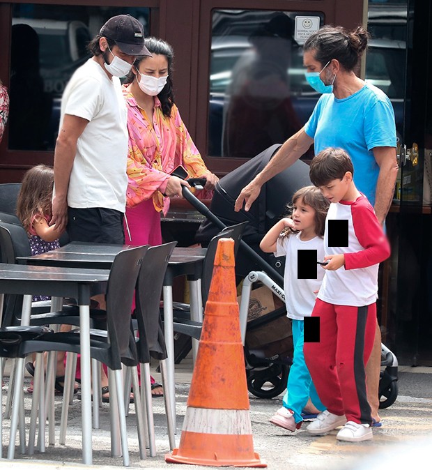 Yanna Lavigne e Bruno Gissoni com filhas e amigos (Foto:  Dilson Silva/ AgNews)