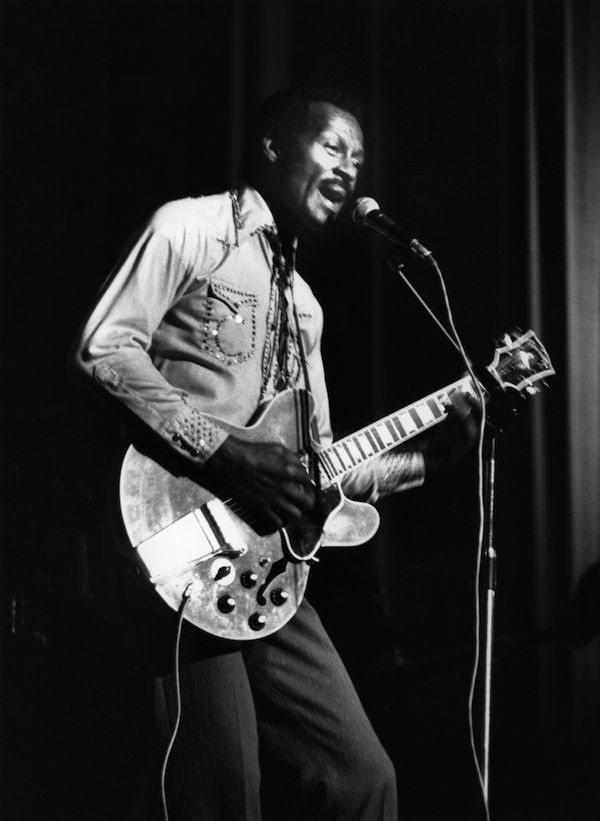 O músico Chuck Berry durante um show em 1977 (Foto: Getty Images)