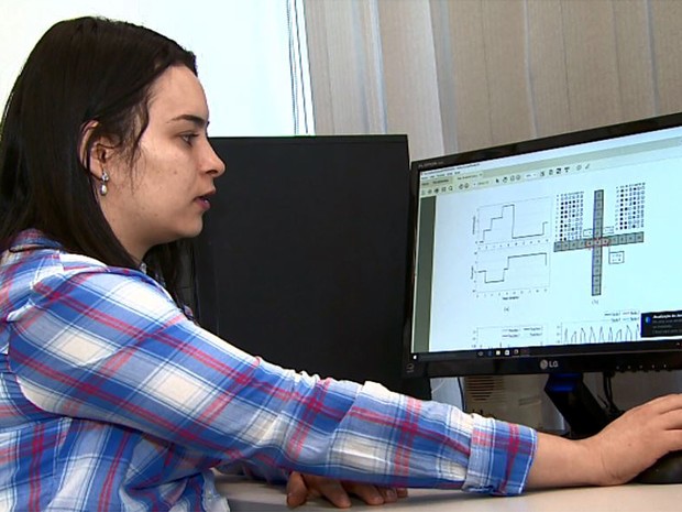 A pesquisadora Ariadne de Andrade Costa mostra o programa de pesquisa com os ratos virtuais (Foto: Valdinei Malaguti/EPTV)